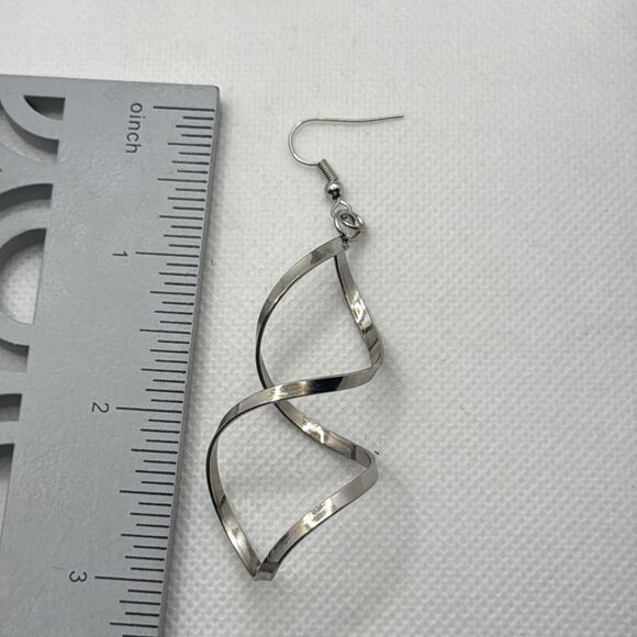 NWOT Swirl, twist fishhook earrings - Picture 3 of 3